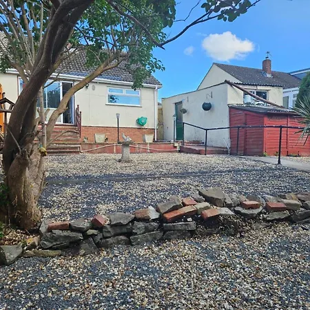 2-bed Sleeps 4 Parking