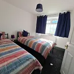 2-bed Sleeps 4 Parking בית נופש *
