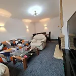 2-bed Sleeps 4 Parking בית נופש