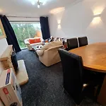 2-bed Sleeps 4 Parking בית נופש *