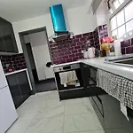 2-bed Sleeps 4 Parking * בריסטול