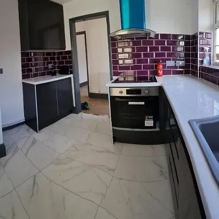 2-bed Sleeps 4 Parking *