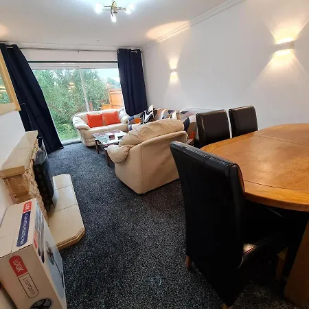 2-bed Sleeps 4 Parking بيت للعطل *