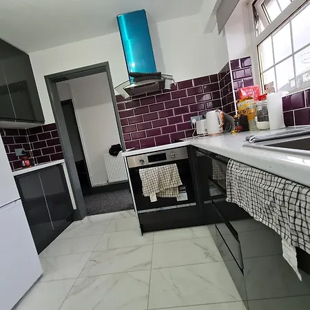 2-bed Sleeps 4 Parking * Bristol