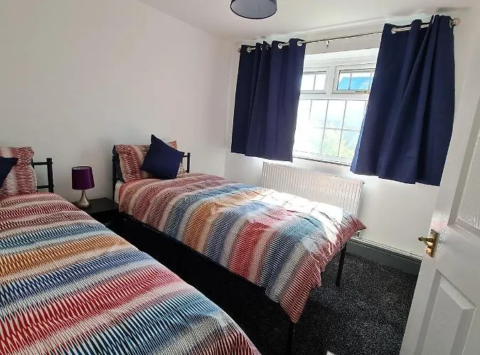 2-bed Sleeps 4 Parking בית נופש *