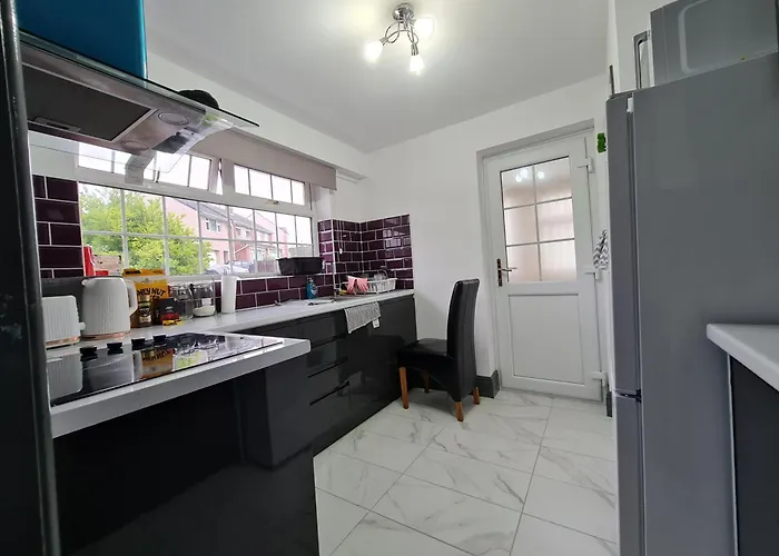 2-bed Sleeps 4 Parking בית נופש *